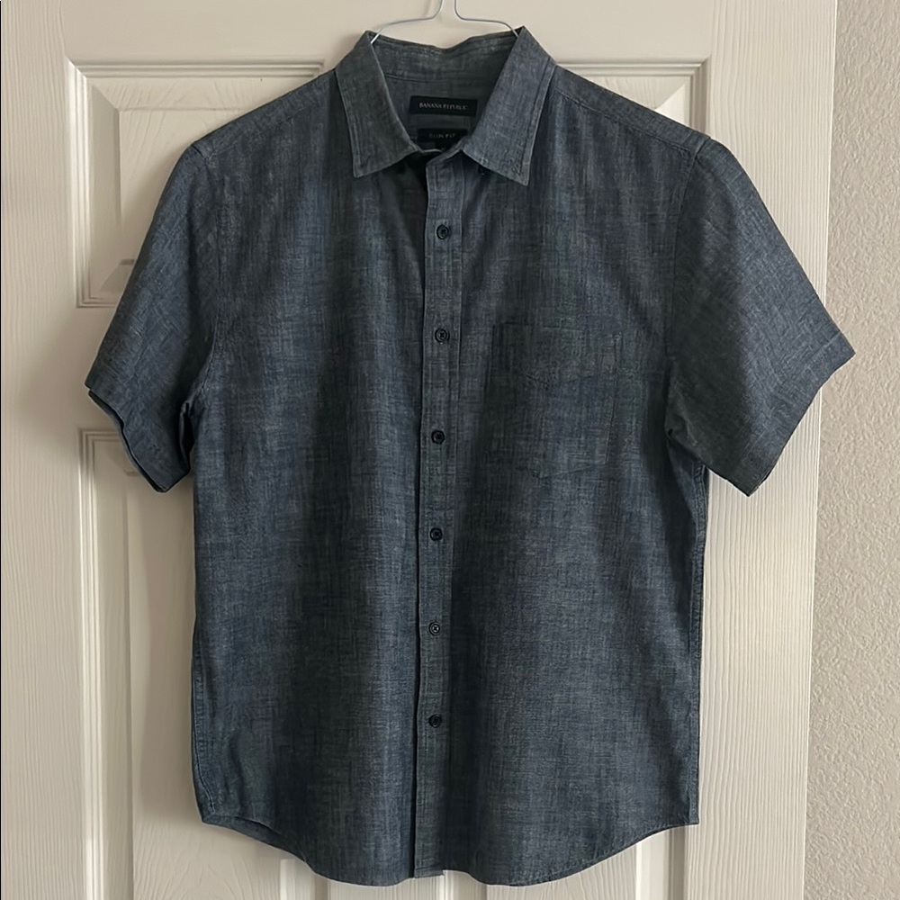 Banana Republic Casual Button Down Shirt in Muted Blue-Gray size M